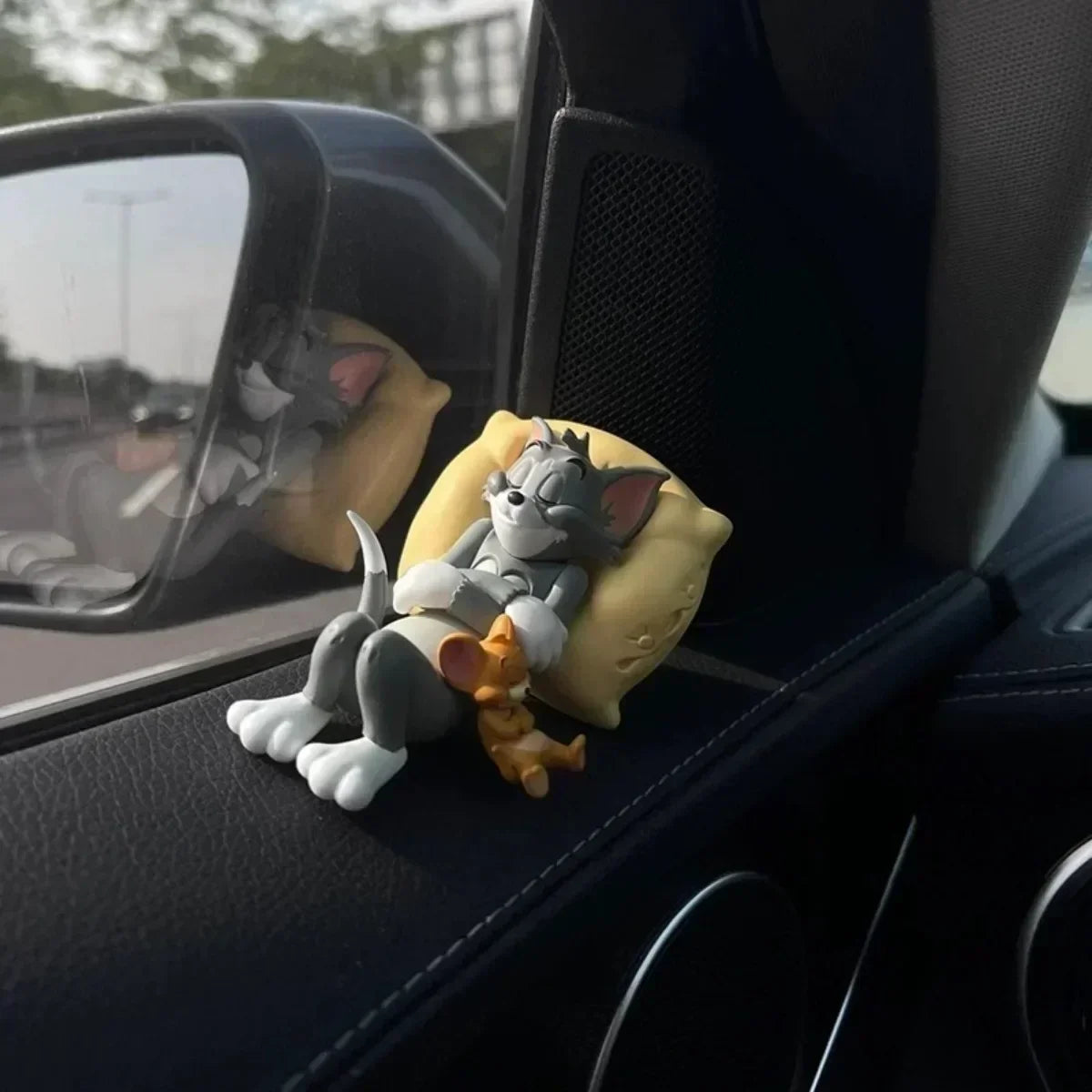 WhiskerChase Cat & Mouse Cartoon Figurines – Desk & Car Ornament