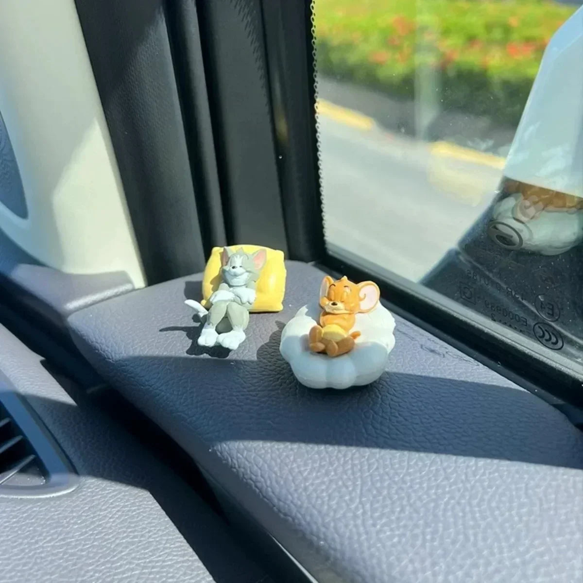 WhiskerChase Cat & Mouse Cartoon Figurines – Desk & Car Ornament